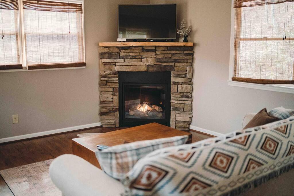 Serene & Cozy - Peaceful View - Fireplace - Creek Fleetwood Exterior photo